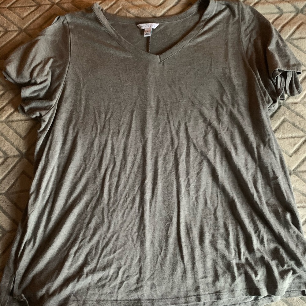 V-neck tee